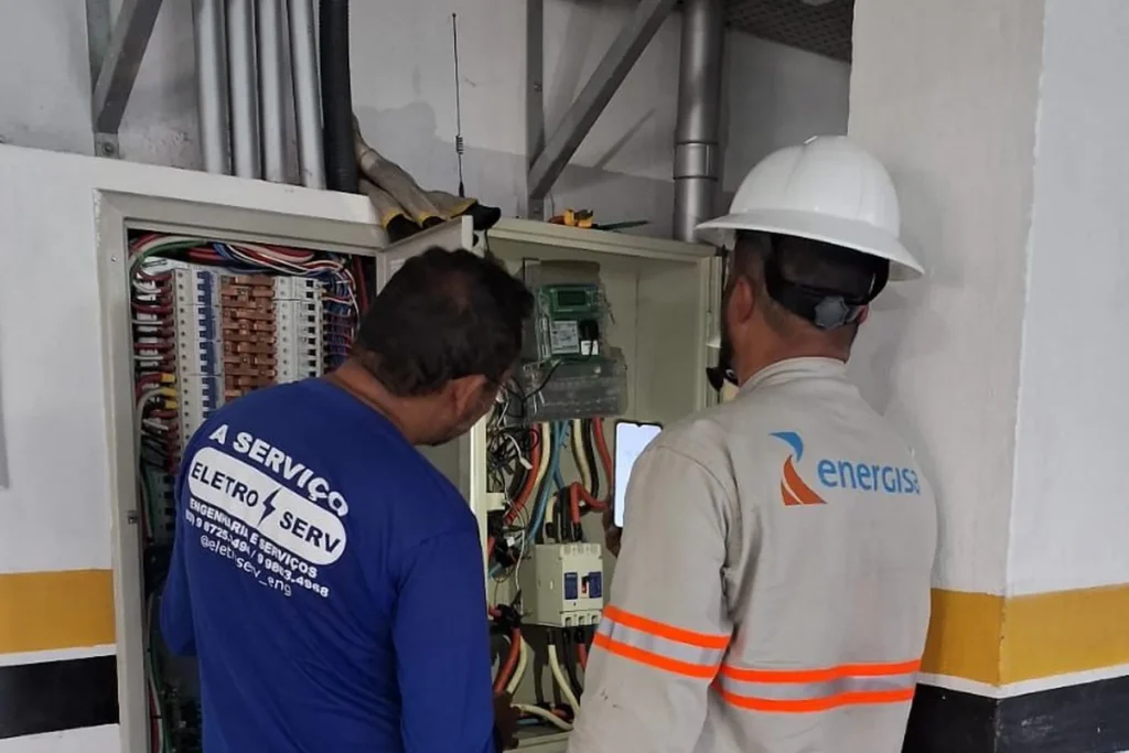 Medição técnica em quadro elétrico durante diagnóstico de eficiência energética