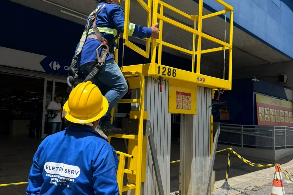 Equipe da Eletroserv em operação de engenharia elétrica