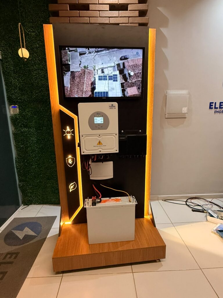 Mostruário técnico com inversor híbrido, bateria e sistema de monitoramento de energia solar