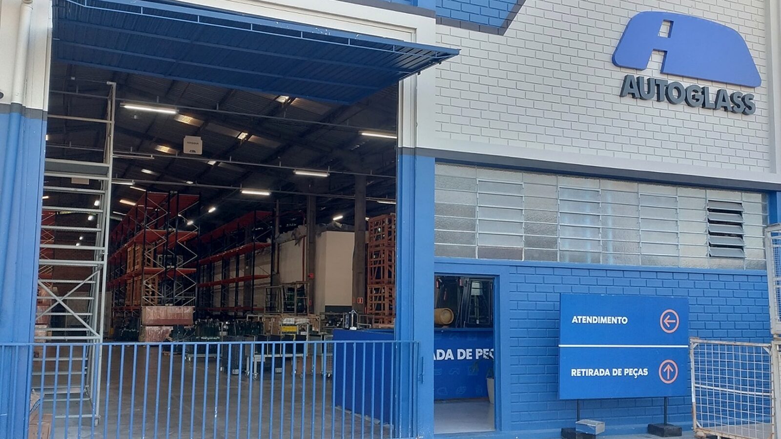 Fachada da unidade da Autoglass em Curitiba atendida pela Eletroserv Engenharia