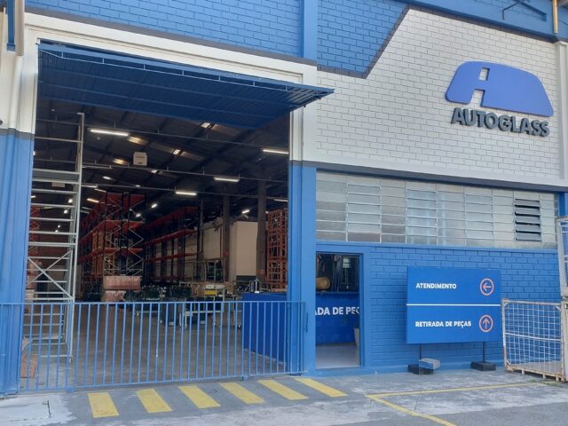 Fachada da unidade da Autoglass em Curitiba atendida pela Eletroserv Engenharia