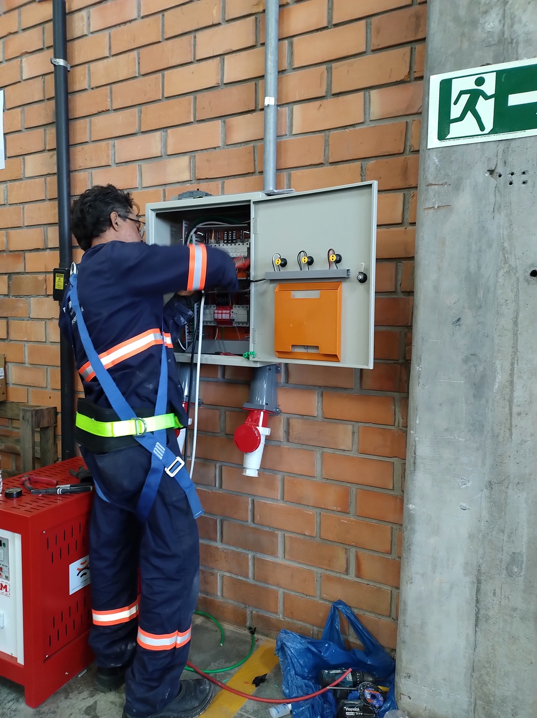 Técnico da Eletroserv durante montagem de quadro elétrico para alimentação de carregador de empilhadeira